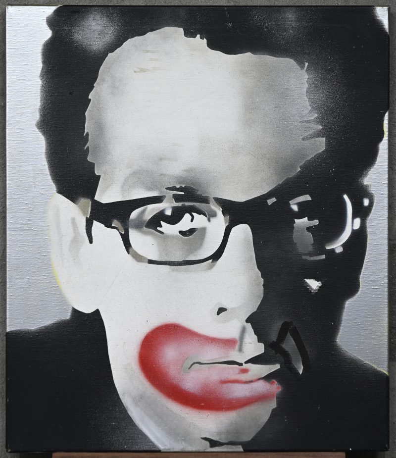 “God’s Comic”. Spuitbus op doek. Een modernistisch werk voorstellend Elvis Costello. Achteraan gesigneerd Maur-Ice zijnde Antwerpse kunstenaar Jan Vercruysse. Gedateerd 1994.