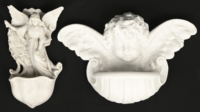 Een lot van 2 biscuit wijwatervaatjes met engel en cherubijn sculptuur.