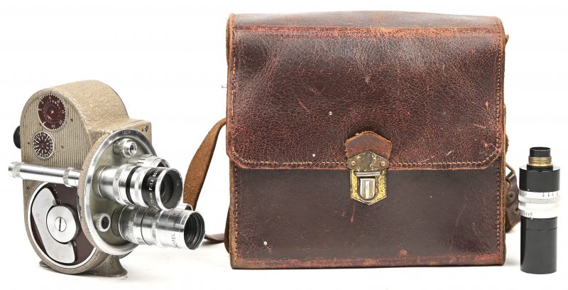 Een vintage 8 mm camera, model 134, gemerkt Bell & Howell. In lederen tas met extra lens.