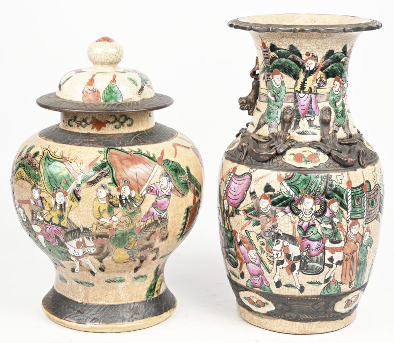 Een lot van een Chinees aardewerken Nanking dekselvaas en open vaas met meerkleurig krijgstafereel in het decor. 1 onderaan gemerkt en 1 fo-hondje manco,