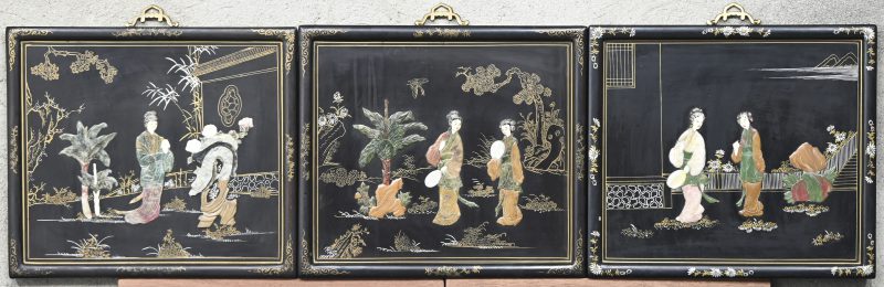 Een set van 3 Chinese panelen, pietra dura in speksteen met alledaagse taferelen.