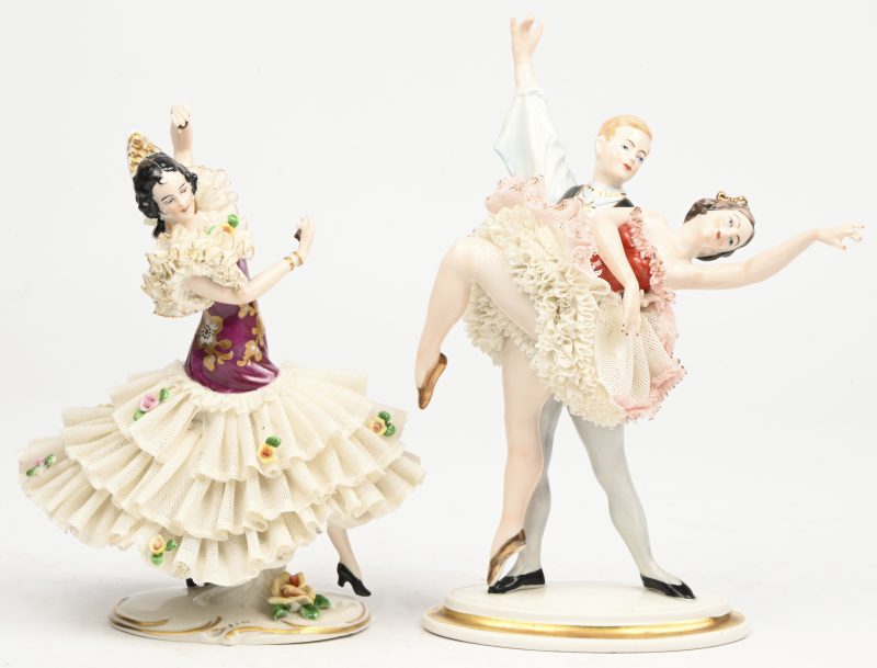 “Spaanse danseres” & “ Deux Danseurs”. Een lot van 2 porseleinen beeldjes. Herstelling aan de vingertje.
