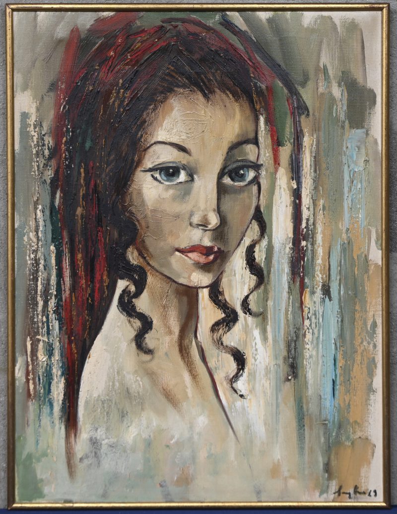 “Portret van een meisje”. Een schilderij, olieverf op doek. Onderaan onleesbaar gesigneerd.