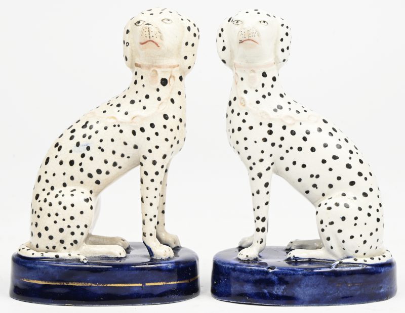 “2 Dalmatiërs”. Een paar porseleinen staffordshire craquellé beeldjes.