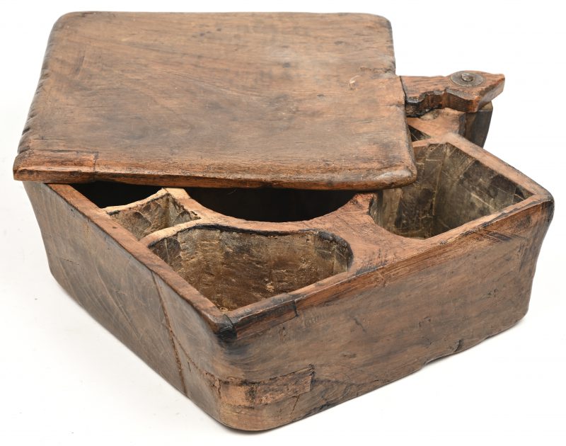 Een oud Afrikaanse houten doos met draaideksel.