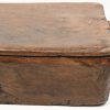 Een oud Afrikaanse houten doos met draaideksel.