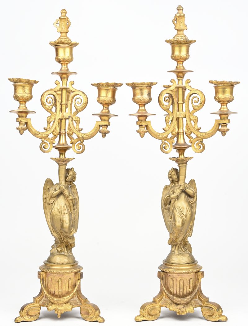 Een set van 2 verguld bronzen kandelaars gedragen door een engel.