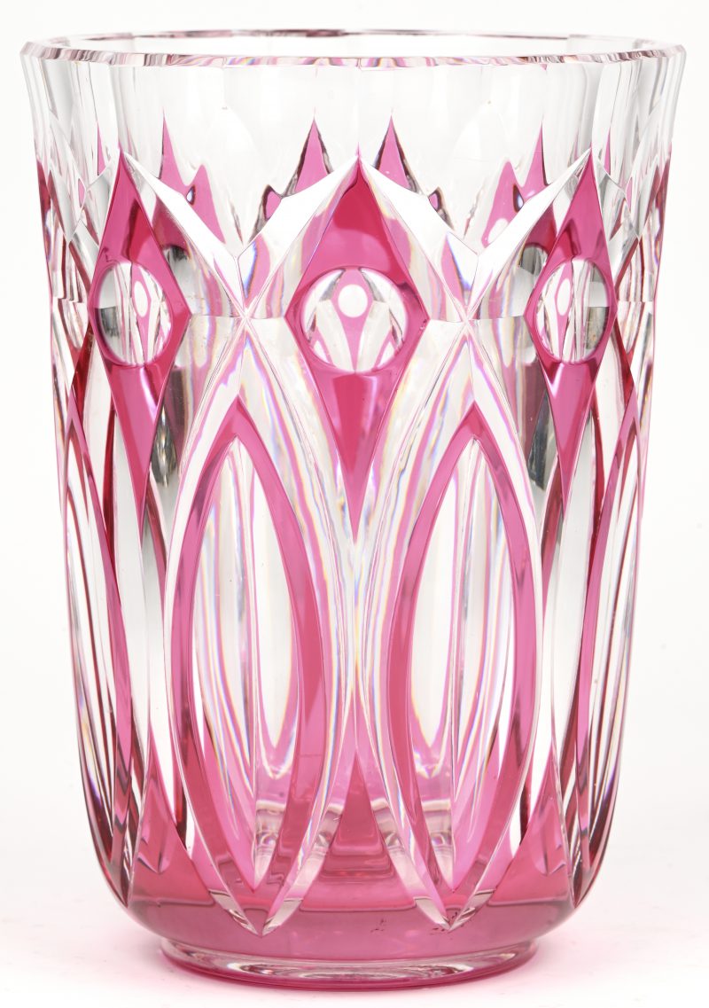 Een kristallen vaas, kleurloos en roze in de massa gekleurd. Onderaan gemerkt Val Saint Lambert. Minieme schilferschade onderaan.