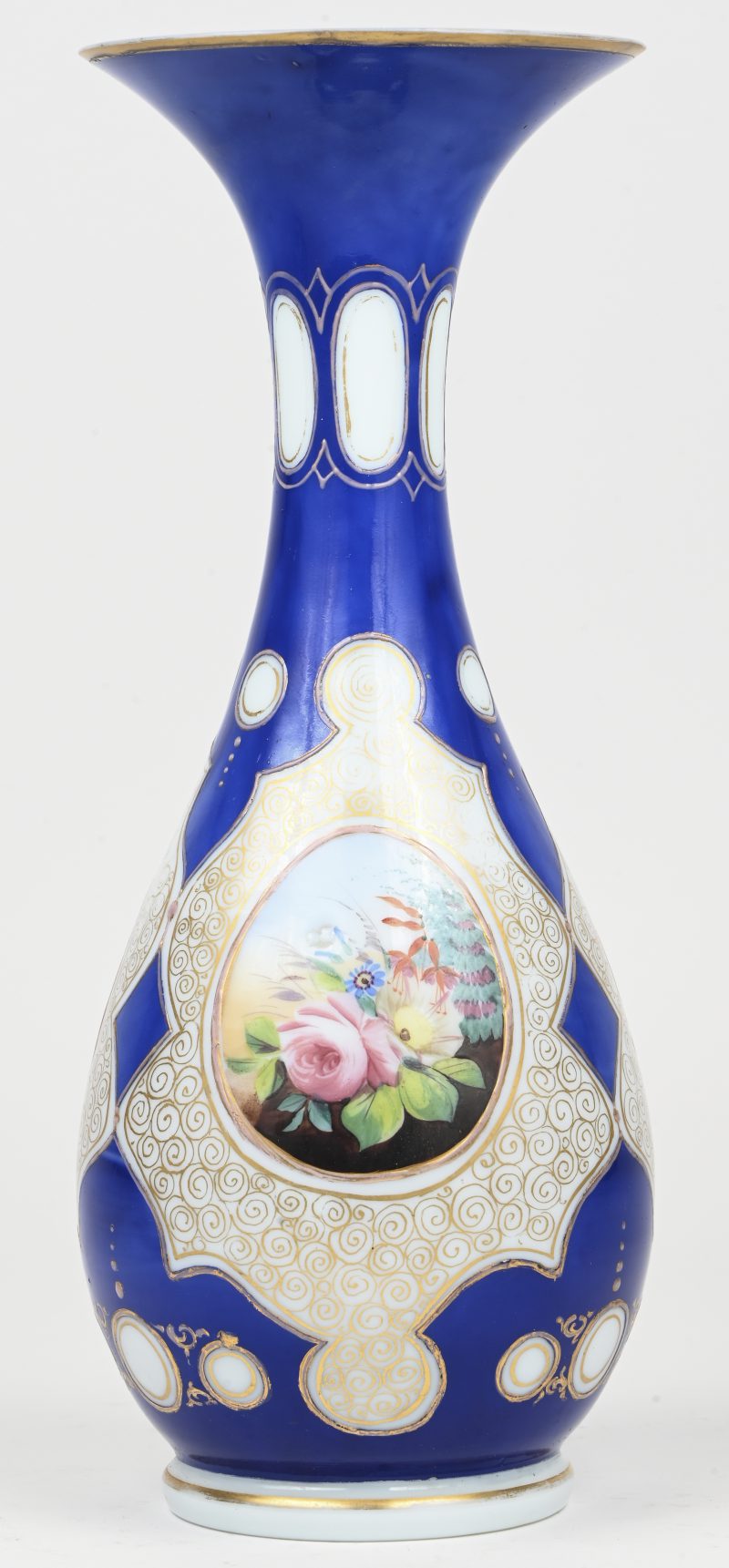 Een handbeschilderde vaas in opalineglas.
