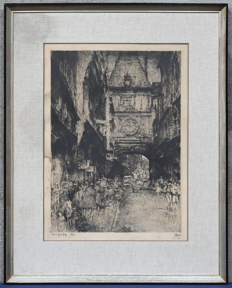 “Rue de la Grosse Horloge - Rouen”. Een ets op papier gesigneerd buiten de plaat, J. De Bruycker en gedateerd 1931.