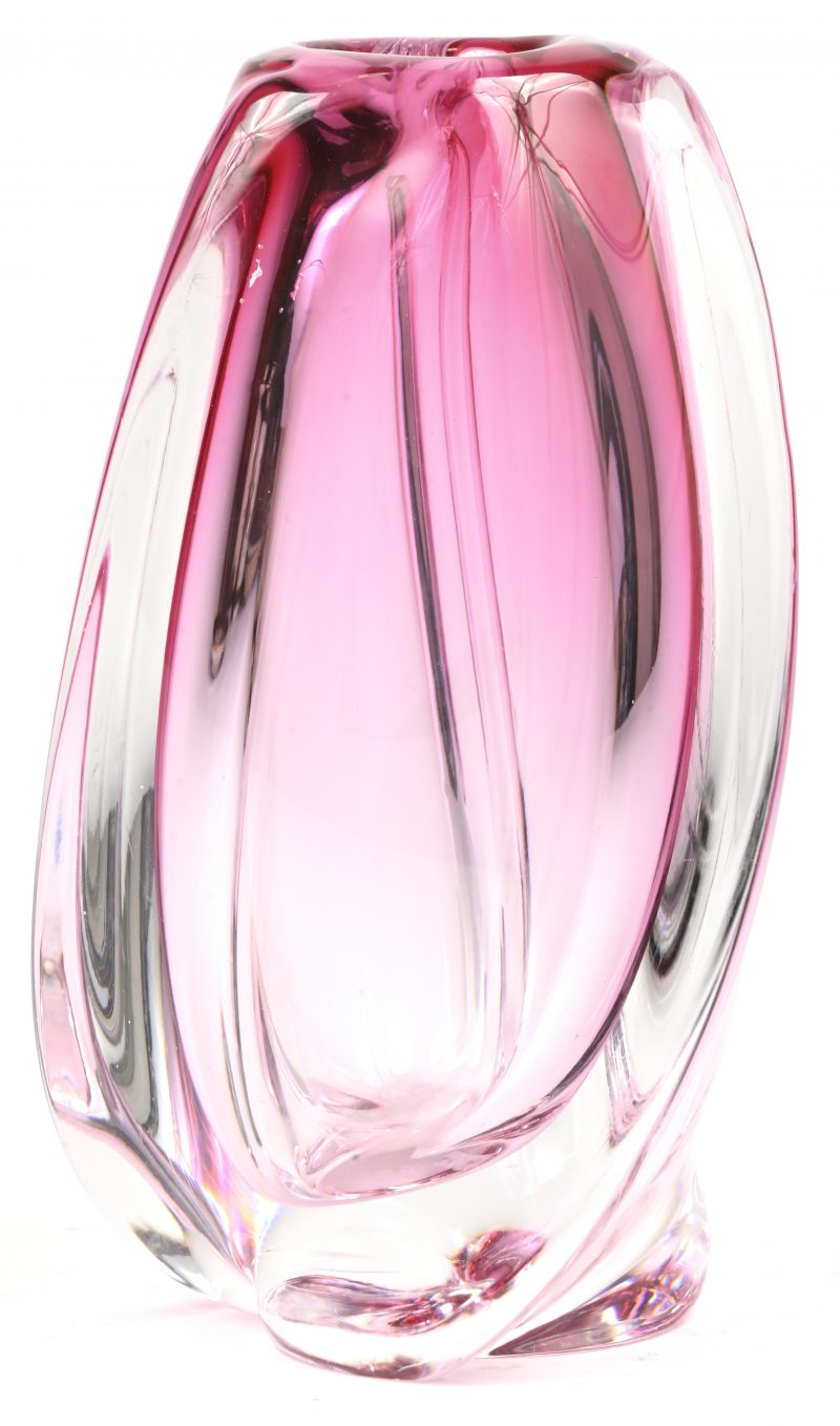Een kristallen vaas, rose in de massa gekleurd, onderaan gemerkt Val Saint Lambert.