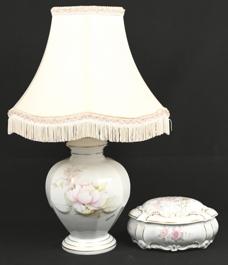 Een porseleinen tafellampje met toegevoegd een bonbonnière, beide gemerkt Limoges en gedecoreerd met roze bloemen.