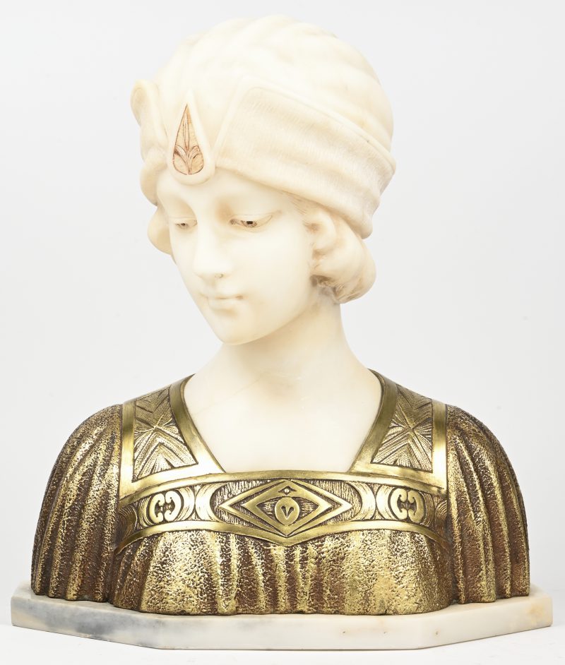 “Buste van een jonge dame”. Een buste in albast en brons verguld. Op de schouder gesigneerd.