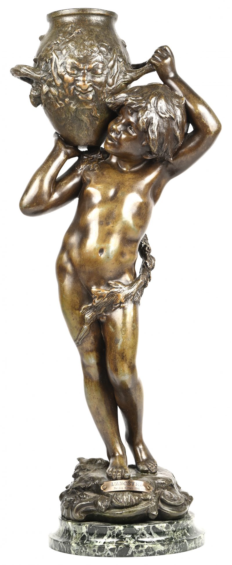 “L'Ancetre”. Een brons gegoten beeldje op marmeren voet, naar Auguste Moreau.