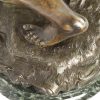 “L'Ancetre”. Een brons gegoten beeldje op marmeren voet, naar Auguste Moreau.