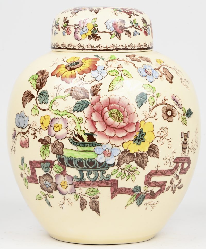Een Engels porseleinen dekselvaas met floraal decor. Onderaan gemerkt.