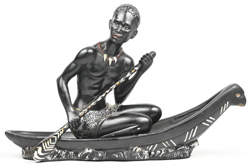 Een vintage gipsen beeld van een Afrikaanse man in kano. Onderaan gesigneerd en gemerkt. Salvatore Melani voor Arnova 480.