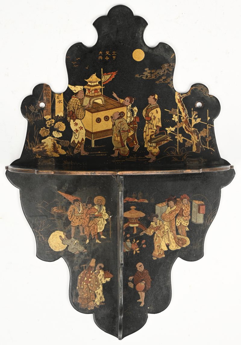 Een zwart gelakt houten Chinees vouwbaar wandtablet met figuratief decor. Eind 19e eeuw.