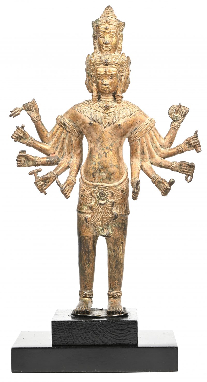 “Sadasiva”. Een gepatineerd verguld bronzen beeldje. Vermoedelijk Thais/Cambodjaans. Op houten voet.