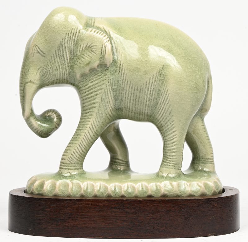 Een celadon beeldje van een Thaise olifant op houten voet. Onderaan binnenzijde met signatuur.