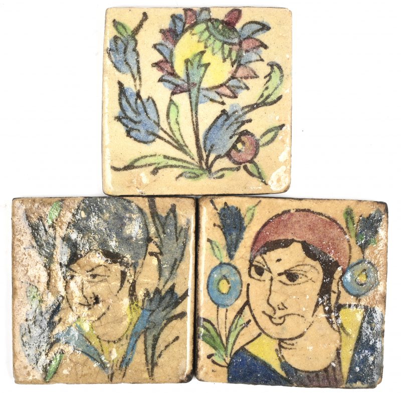Een lot van 3 Iraanse tegeltjes met floraal en figuratief decor. Vroeg 20e eeuw.