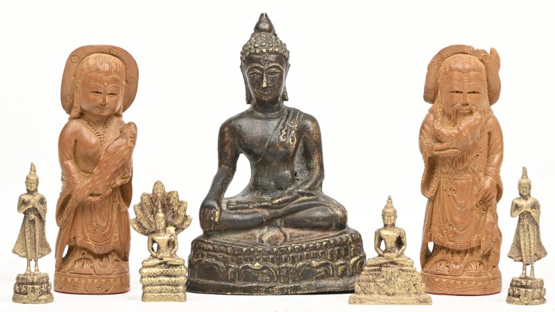 Een lot van 7 beeldjes, bestaande uit bronzen Boeddha, hout gesculpteerd koppeltje en 4 vergulde reis Boeddha’s.