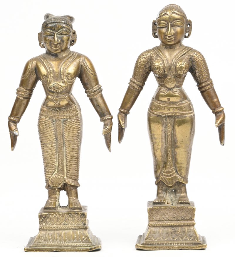 “Krishna en Radha”. Een lot van 2 bronzen beeldjes. Zuid-Indië, 19e eeuw.