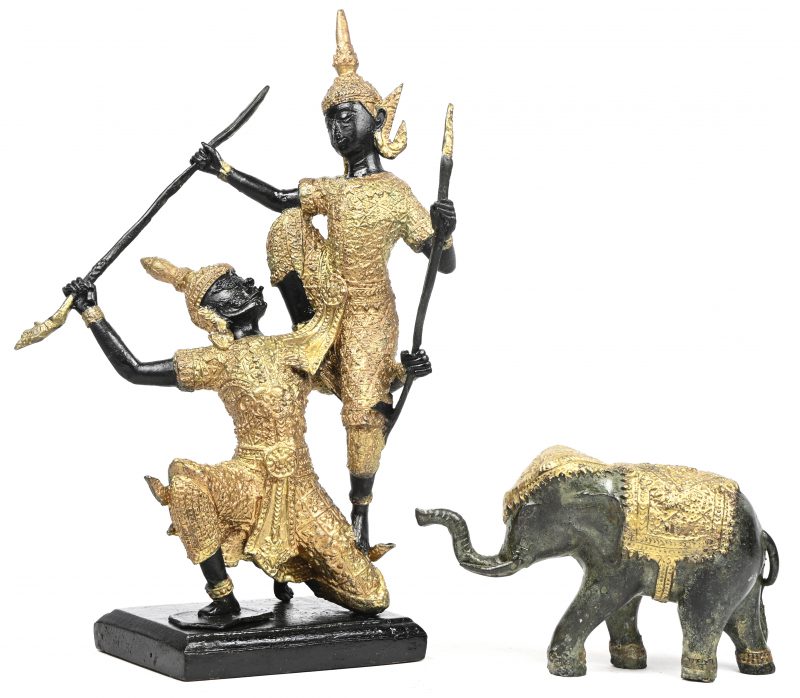 “Rama en olifant”. Een lot van 2 Thaise beeldje in brons met vergulde details.