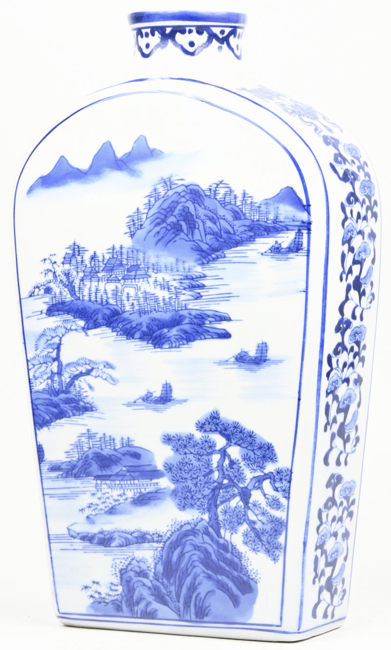 Een blauw-wit Chinees porseleinen vaas met platte zijkanten en landschap in het decor.