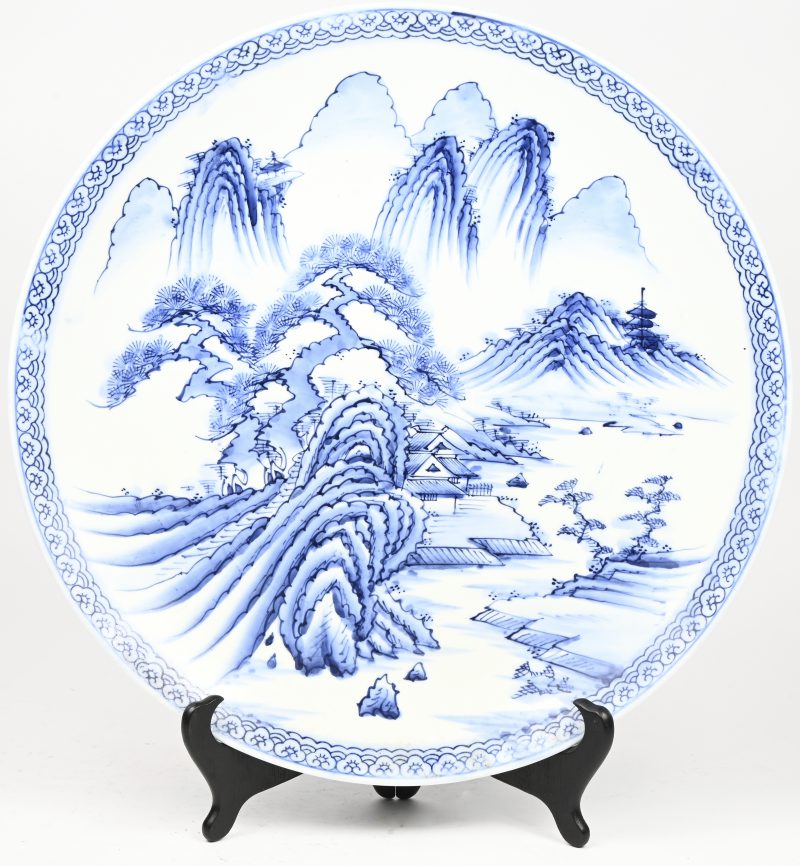Een blauw-wit Chinees porsleinen schaal met landschap in het decor.