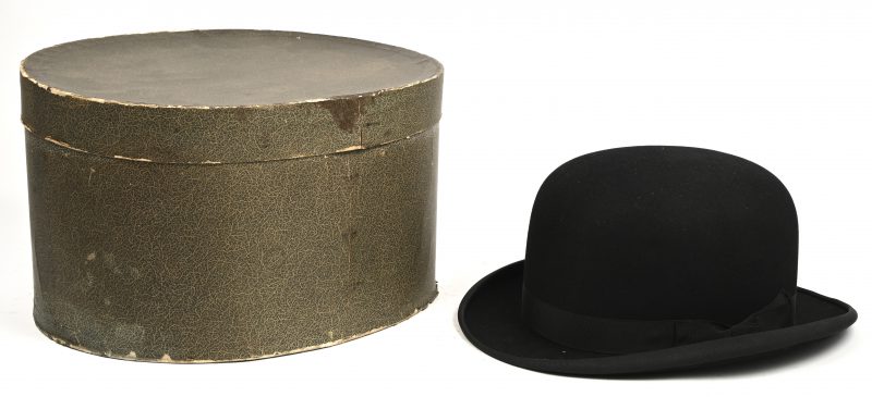 Een vintage Bowler Hat in vilt en lederen binnenrand. Gemerkt “J Moores & Sons, London”. In originele doos.