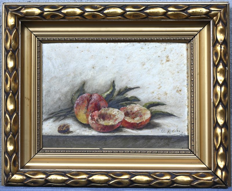“Stilleven met perziken”. Een schilderij, olieverf op paneel. Onderaan gesigneerd en gedateerd.