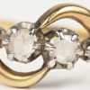 Een 18 kt wit en geelgouden ring bezet met diamanten oude slijp met een gezamenlijk gewicht van +- 0,12 ct.
