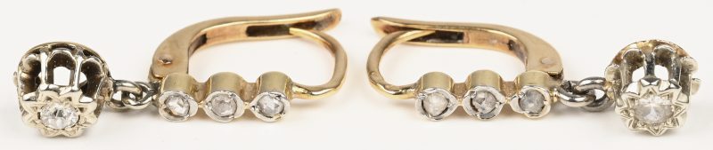 Een paar 18 kt geelgouden oorbellen bezet diamanten oude slijp met een gezamenlijk gewicht van +- 0,20 ct.