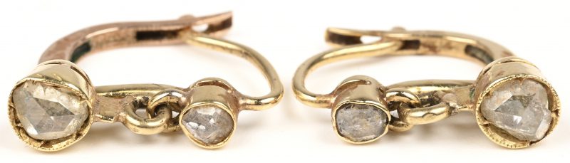Een paar 18 kt geelgouden oorbellen bezet diamanten oude slijp met een gezamenlijk gewicht van +- 0,60 ct.