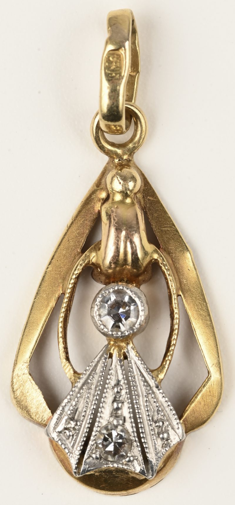 Een 18 kt wit en geelgouden hanger bezet met twee kleine diamantjes.