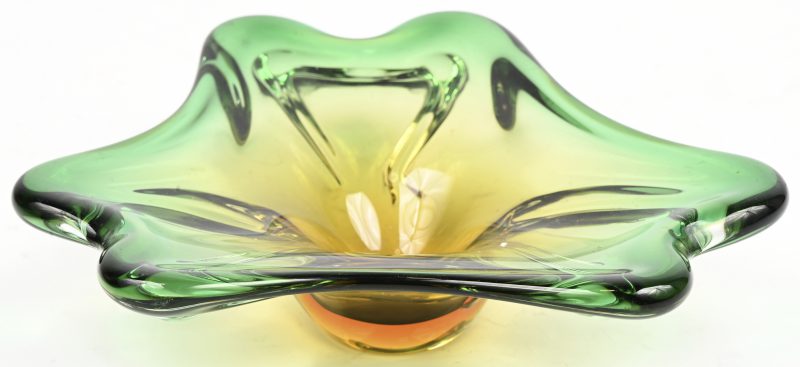 Een vintage Murano glaspasta schaal in groen en amber.