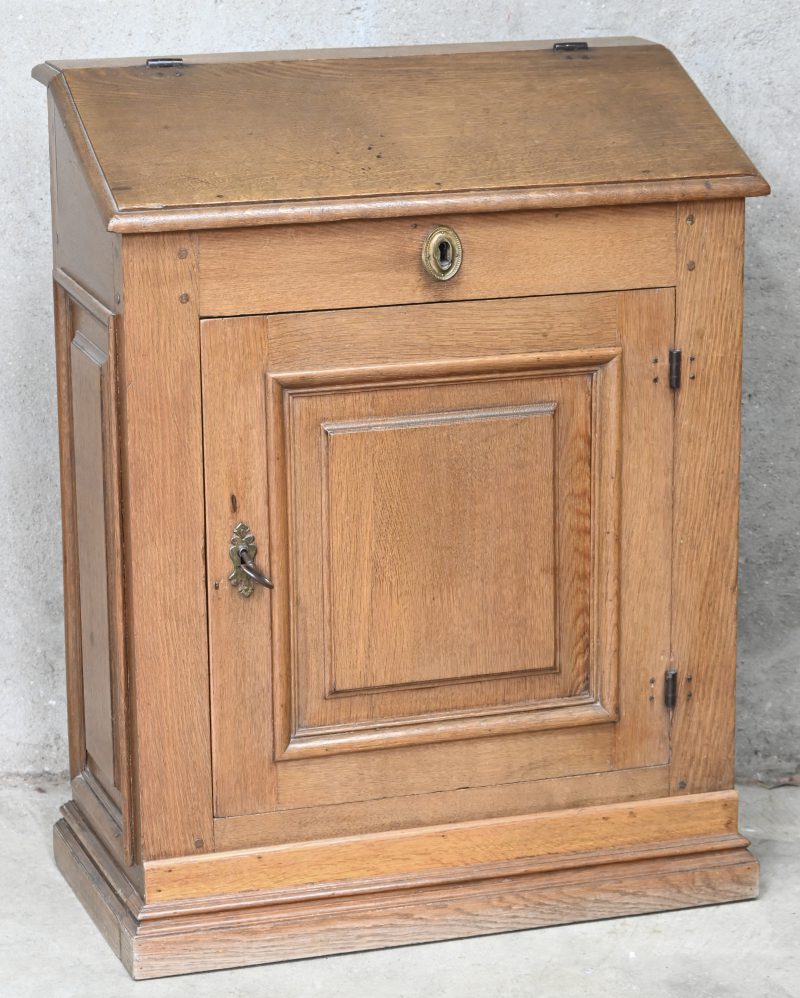 Een massief eikenhouten pupiter/kastje, aan de 4 zijden afgewerkt om als vrijstaand meubel te kunnen dienen. 19e eeuws.