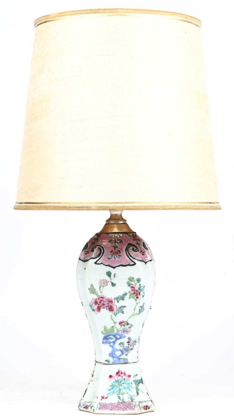 Een tafellampje gemonteerd op een afgeslepen oud Chinees vaasje.