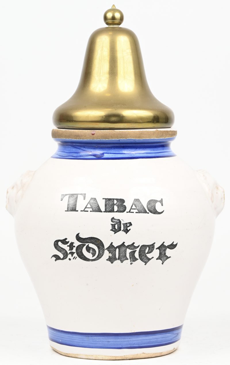 Een aardewerken tabakspot met opschrift ‘Tabac de St. Omer’ en onderaan gestempeld ‘Boch Luxembourg.