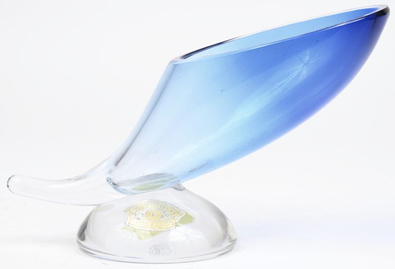 “Hoorn des overvloeds”. Een vintage design Val Saint Lambert, blauw kristalglazen vaas. Met label en onderaan gemerkt