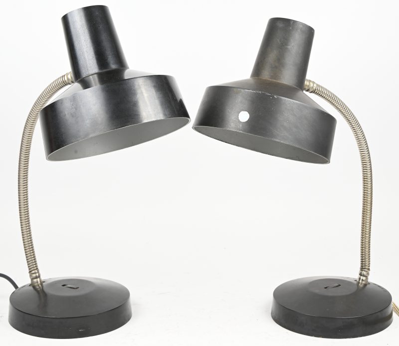 Een lot van 2 vintage mid-century design bureaulampen met bakelieten kap en metalen verstelbare arm. Gemerkt “Typ 1013.01”. 1 in glans zwart en 1 in mat-zwart, waarvan stukje voet met schade.