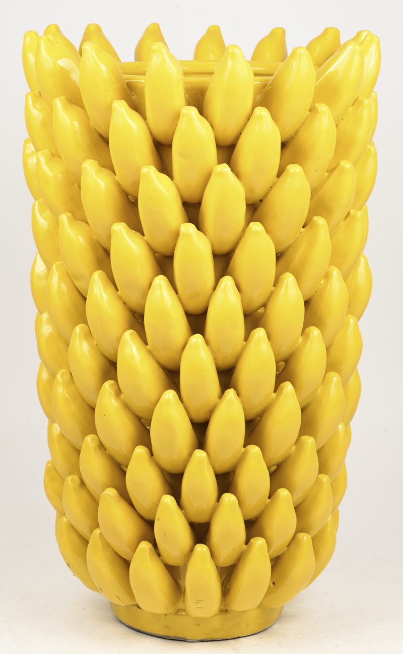 Een modern porseleinen vaas in de vorm van een tros bananen.