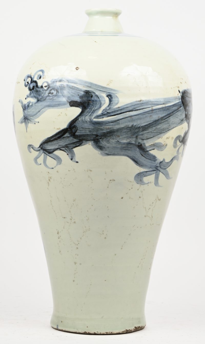 Een Chinees porseleinen vaas met draak in het decor.