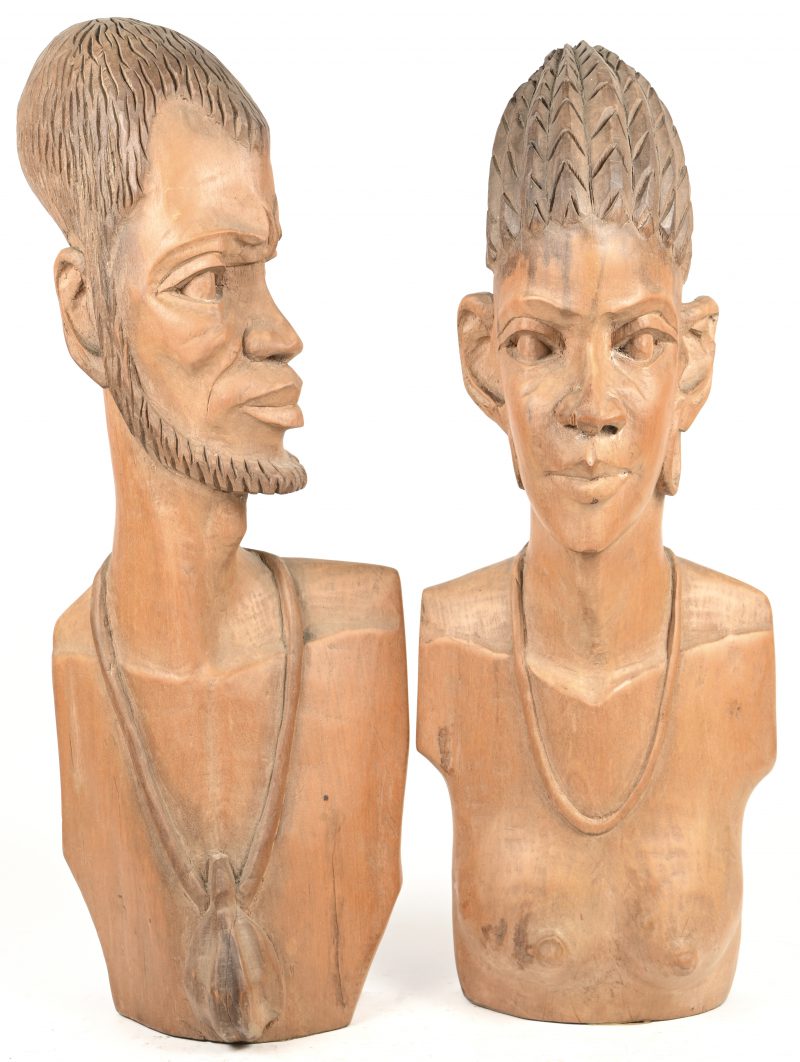 Een set van 2 Afrikaanse bustes. De dame heeft een schade aan de neus.