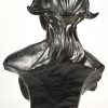 “Damesbuste”. Een bronsgepatineerd beeld in plaaster, getekend Jef Lambeaux.