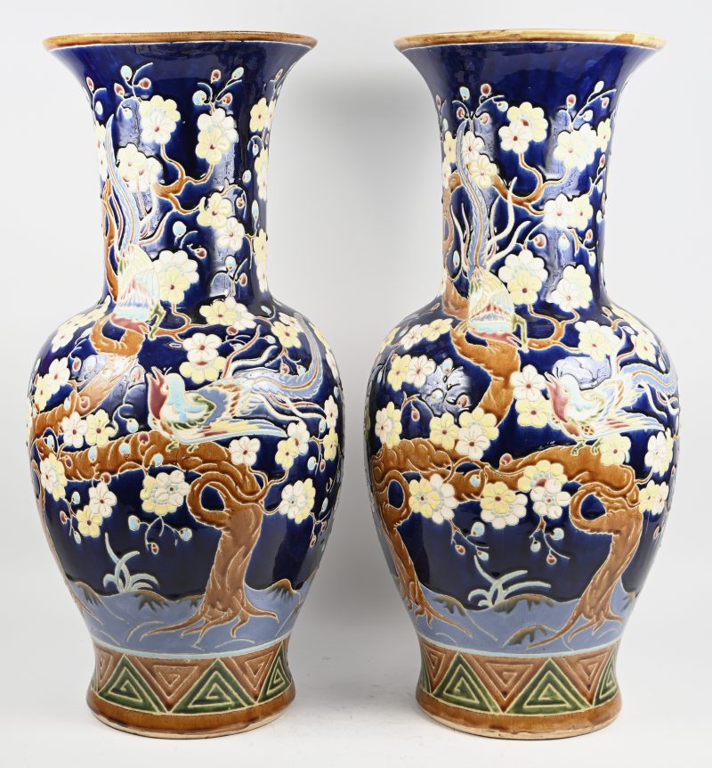 Een set van 2 geglazuurde keramische Chinese vazen met fauna en flora in het decor.