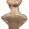 “Damesbuste”. Een massief houten gesculpteerde busten van een jongedame op houten sokkel. Draagt een plaatje met opschrift ‘Tète de Cire - Musée de Lille’.
