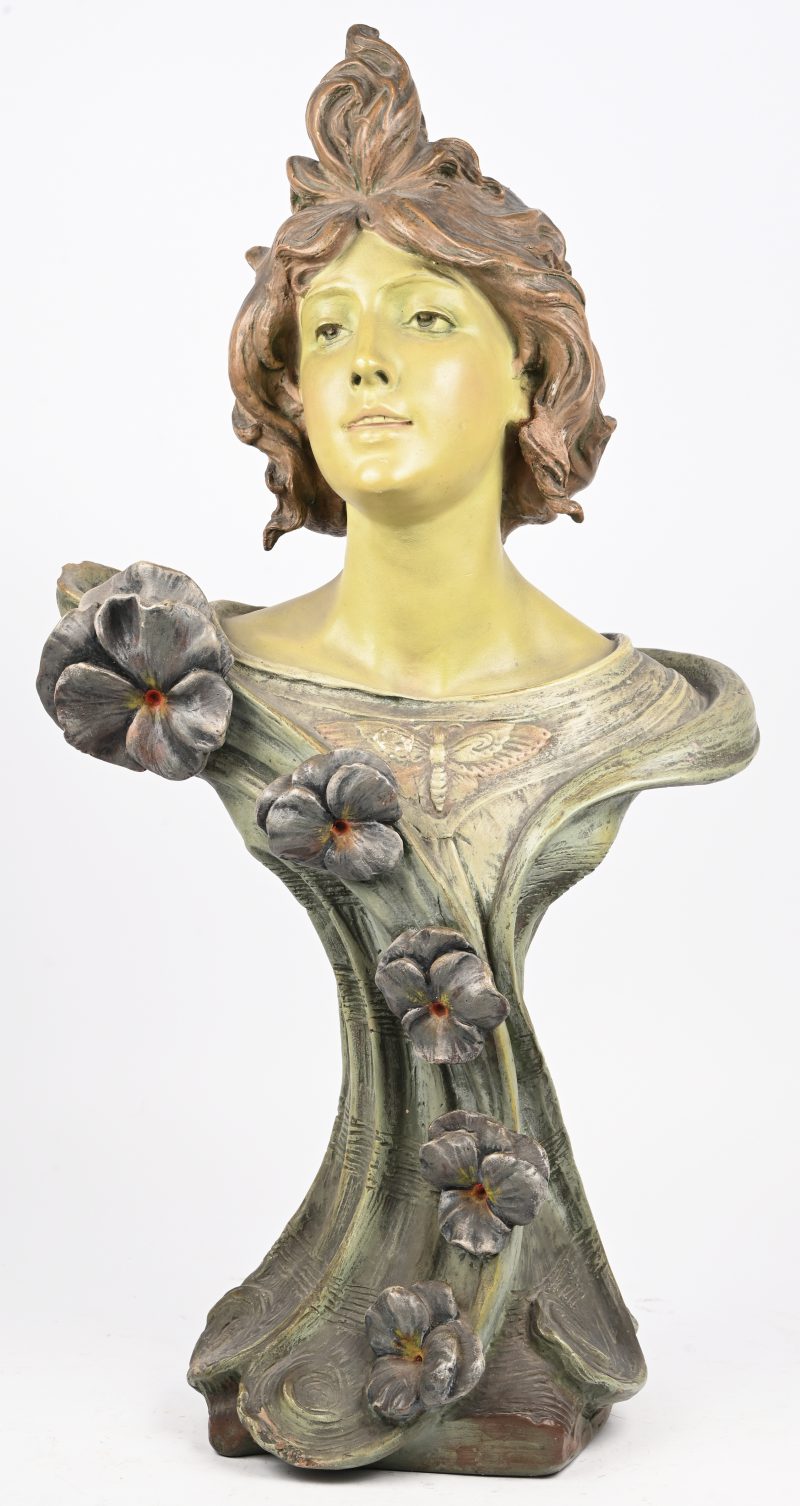 Een art-nouveau buste van een jongedame. Draagt onderaan een sticker met opschrift ‘J. H. Haage & zoon, beeldhouwers Rotterdam. Delen gerestaureerd.