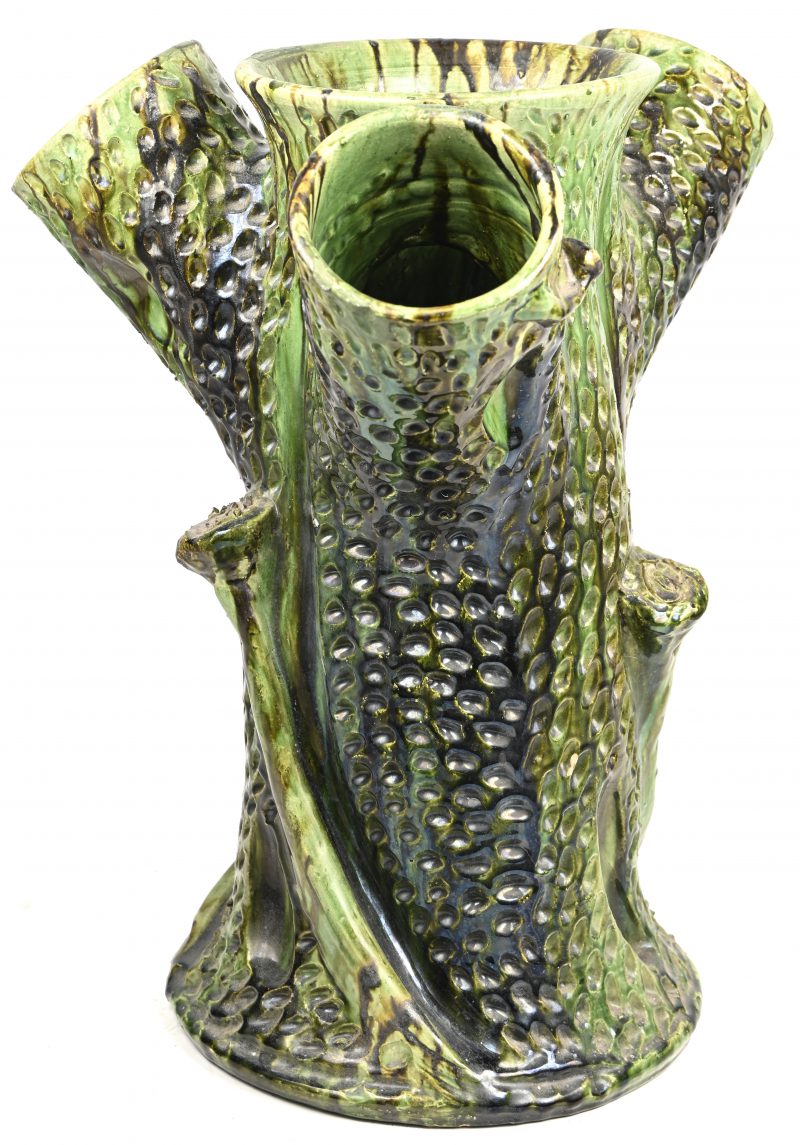 Een grote vaas in groen geglazuurd Barbotine aardewerk in de vorm van een boomstronk. Italiaans werk.